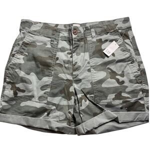 Gap  Camo Print Style Rolled Up Chino Shorts
Sz 6 NWT